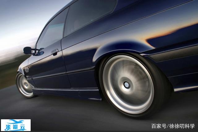 为什么荧幕里的汽车在行驶的时候,车轮是倒转的?